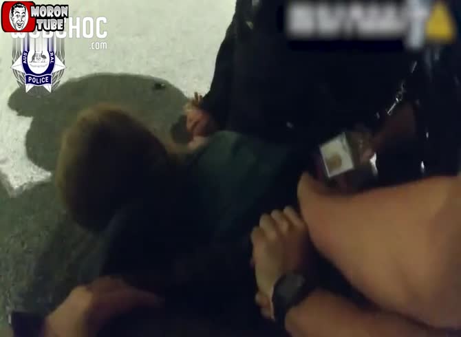 Video :At the Perth airport, a passenger uses a pen to attack cops